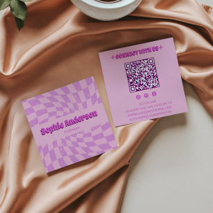 Rosa Retro Groovy Wellen Kariert mit QR-Code Quadratische Visitenkarte