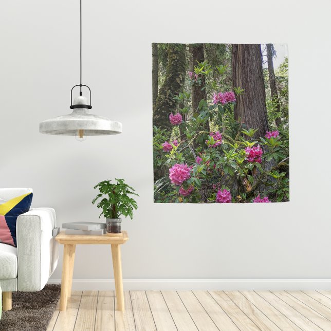 Rosa Rhododendren in einem Wald Wandteppich (Von Creator hochgeladen)