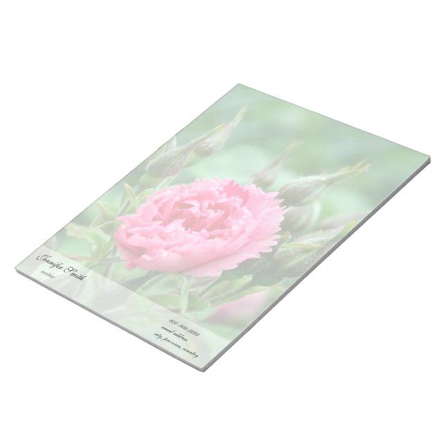 Rosa rosa Blume und grüne Blätter. Notizblock (angewinkelt)