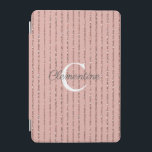 Rosa Rosa Glitzer Streifen Monogramm iPad Mini Hülle<br><div class="desc">Rosa Rose Gold Glitzer Streifen Monogramm Abdeckung mit Rose Gold Imitate Glitzer Streifen und Platz für Ihre benutzerdefinierte Monogramm und Name. Einfach mit Text, Schriftart und Farben anpassen. Erstellt von Zazzle pro Designer BK Thompson © exklusiv für Cedar und String; bitte kontaktieren Sie uns, wenn Sie Hilfe benötigen, Fragen haben,...</div>
