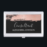 Rosa Rosa - Rose Goldrausch Pinselstrich Visitenkarten Dose<br><div class="desc">Blush Pink - Rose Gold und Schwarz Foil Brush Stroke Trendy Consultant Minimalistisch Business Card Holder mit weißer Hand gezeichnet elegante Typografie für das Monogramm. Der Blush Pink - Rose Gold und Black Foil Brush Stroke Business Card Holder kann für jeden Beruf angepasst werden. Sollte der Beruf oder Namenstext nicht...</div>