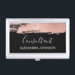 Rosa Rosa - Rose Goldrausch Pinselstrich Visitenkarten Dose<br><div class="desc">Blush Pink - Rose Gold und Schwarz Foil Brush Stroke Trendy Consultant Minimalistisch Business Card Holder mit weißer Hand gezeichnet elegante Typografie für das Monogramm. Der Blush Pink - Rose Gold und Black Foil Brush Stroke Business Card Holder kann für jeden Beruf angepasst werden. Sollte der Beruf oder Namenstext nicht...</div>