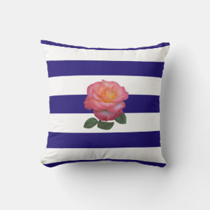 Rosa Rose auf marineblau und weiß gestreifter Wurf Kissen