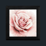 Rosa Rose Erinnerungskiste<br><div class="desc">Rosa Rose I von Grace Popp. Eine nahe Rose in einer wunderschönen abgestuften Palette.</div>