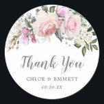 Rosa Rose Gastgeschenk Hochzeit Runder Aufkleber<br><div class="desc">Elegant rosa Rosa Blütenhochzeit danke Ihnen Aufkleber. Rosa Rosen und weiße Hydrangea-Blume sind in sanften Salbei-grünen Blätter eingebettet. Sie bilden ein Spray an der Spitze des Siegels der Gastgeschenk Hochzeit. Vielen Dank ist in einem schönen und beliebten Skript geschrieben. Die Namen der Ehepaare sind unten in einem klassischen Serif-Schriftart geschrieben....</div>