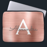 Rosa Rose Gold Edelstahl Monogramm Laptopschutzhülle<br><div class="desc">Rose Gold - Rosafarbene Imitate Edelstahl Metallfolie Moderne und elegante Monogram Schlacke. Diese mit Monogramm personalisierte Laptop-Hülle kann auf Ihren Anfangs- und Vornamen angepasst werden und macht ein perfektes Weihnachts- oder Geburtstagsgeschenk.</div>