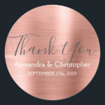 Rosa | Rose Gold Gastgeschenk Hochzeit Vielen Dank Runder Aufkleber<br><div class="desc">Rosa | Rosa Rose Gold Hochzeit Siegel Gefallen Dankeschön Sticker. Dieser Aufkleber kann auf Ihren Namen und Ihr Hochzeitsdatum angepasst werden und zum Siegel Ihrer Hochzeitseinladungen oder Liebestaschen verwendet werden. Diese Rose Gold Hochzeit Siegel Aufkleber ist Teil der Rose Gold Hochzeit Sammlung. Bitte kontaktieren Sie den Designer, wenn Sie passende...</div>