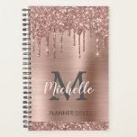 Rosa Rose Gold Glitzer Tropfen Monogram 2024 Planer<br><div class="desc">Luxuriöse Rose Gold Glitzer Tropfen personalisierte Namen und mit Monogramm 2024 oder jedes Jahr Planer. Dieses Design verfügt über rot rosa Rosa Gold Glitzer Tropfen auf Imitaten rosa gebürsteten Metall Hintergrund mit benutzerdefinierten Initial-, Monogramm-und Vorname Text Vorlage. Perfektes personalisiertes Geschenk für Mädchen. Großartiges Geschenk für Schule, berufliche Arbeit, Zuhause. Bitte...</div>