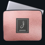 Rosa Rose Gold Imitats Fotolongram Laptopschutzhülle<br><div class="desc">Rosa Rose Gold Imitate belichten elegante Monogramm-Gehäuse. Dieser Fall kann so angepasst werden,  dass er Ihren Anfangs- und Vornamen enthält.</div>