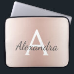 Rosa Rose Gold Metallic Ombre Monogram Laptopschutzhülle<br><div class="desc">Blush Pink Rose Gold Metallic Moderne und elegante Monogram Case. Dieses Gehäuse kann auf Ihren Anfangs- und Vornamen angepasst werden und macht ein großartiges mädchenhaftes oder süßes 16 Geburtstagsgeschenk.</div>