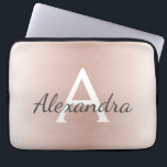 Rosa Rose Gold Metallic Ombre Monogram Laptopschutzhülle<br><div class="desc">Blush Pink Rose Gold Metallic Moderne und elegante Monogram Case. Dieses Gehäuse kann auf Ihren Anfangs- und Vornamen angepasst werden und macht ein großartiges mädchenhaftes oder süßes 16 Geburtstagsgeschenk.</div>