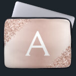 Rosa Rose Gold Metallischer Glitzer Monogramm Laptopschutzhülle<br><div class="desc">Rosa Rose Gold Metallischer Glitzer und sparkle Moderne und elegante Monogram Case. Dieses Gehäuse kann auf Ihren Anfangs- und Vornamen angepasst werden und macht ein großartiges mädchenhaftes oder süßes 16 Geburtstagsgeschenk.</div>