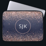 Rosa Rose Gold Navy Blue Glitzer Monogram Laptopschutzhülle<br><div class="desc">Blush Pink - Rose Gold und Navy Blue Imitate Glitzer und Sparkle Elegant Mit Monogramm Initials Case. Dieser Fall kann so angepasst werden,  dass er Ihren Anfangs- und Vornamen enthält.</div>