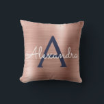 Rosa Rose Gold Navy Blue Monogram Name Kissen<br><div class="desc">Blush Pink - Rose Gold und Navy Blue Foil gebürsteter Metal Monogram Name und Anfangskissen. Das Kissen ist das ideale Geschenk für jemanden,  der sein Zimmer in Rose Gold verziert.</div>