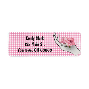 rosa Rose in der Hand auf Gingham