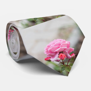 Rosa Rose mit drei Knoten Krawatte