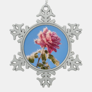 Rosa Rose mit Eisfrost in kalter Winternatur - Schneeflocken Zinn-Ornament