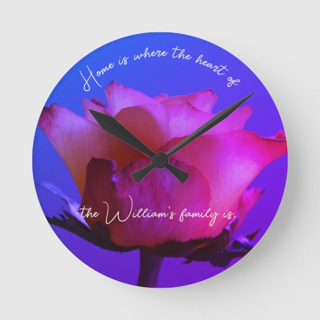 Rosa Rose personalisierbare Wandklemme Runde Wanduhr (Vorderseite)