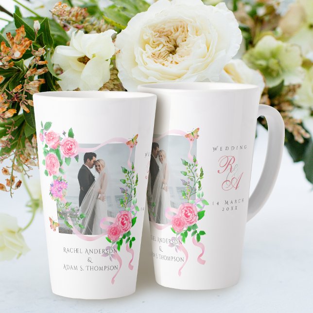 Rosa Rose Ribbon Monogram Foto Wedding Milchtasse (Romantic Wedding Pink Rose 
Photo Latte Mug.)