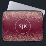 Rosa Rose Rose Glitzer Monogram Laptopschutzhülle<br><div class="desc">Blush Pink - Rose Gold und Burgund Red Imitats Glitzer und Sparkle Elegant Mit Monogramm Initials Case. Dieser Fall kann so angepasst werden,  dass er Ihren Anfangs- und Vornamen enthält.</div>