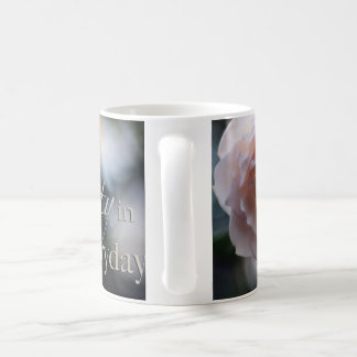 Rosa Rose suchen nach der Schönheit in der Tasse