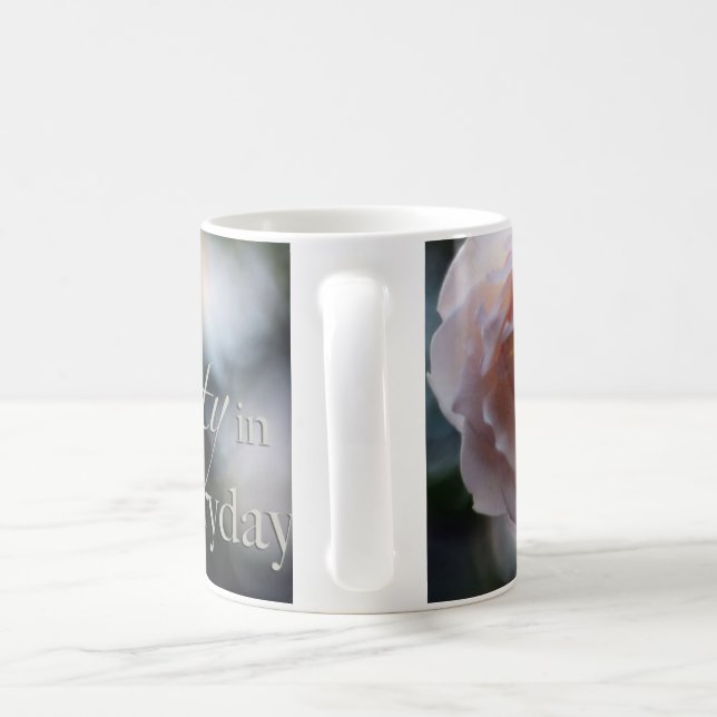 Rosa Rose suchen nach der Schönheit in der Tasse (Henkel)