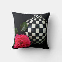 Rosa Rose und karierte Vase