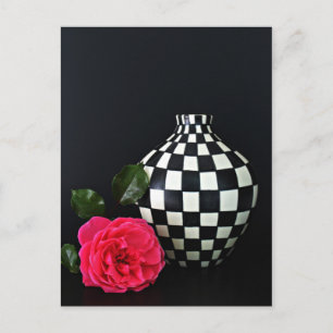 Rosa Rose und karierte Vase Postkarte