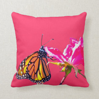 Rosa Rose und Monarch Butterfly Kissen