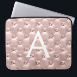 Rosa Rose Vintages Monogramm Laptopschutzhülle<br><div class="desc">Rosa Rose Gold elegant,  Vintages Monogramm Gehäuse. Dieser Fall kann so angepasst werden,  dass er Ihren Anfangs- und Vornamen enthält.</div>