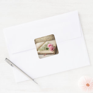 Rosa Rosen auf altem Scrapbook Quadratischer Aufkleber