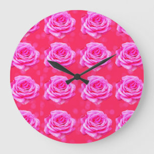 Rosa Rosen auf rosa Bokeh, große Maueruhr. Wanduhr