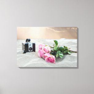 Rosa Rosen im Sand mit Retrokamera Leinwanddruck