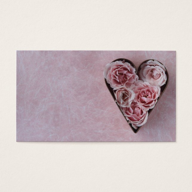 rosa Rosen in einem herzförmigen Keksschneider (Vorderseite)