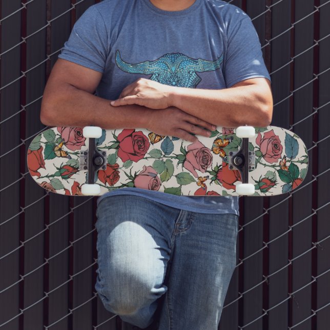 Rosa Rosen mit Blätter und Monarchschmetterlinge Skateboard (Außenbereich 3)
