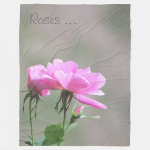 Rosa Rosen mit hellgrauer Fleece