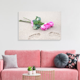 rosa Rosen und Fußspuren im Sand Leinwanddruck