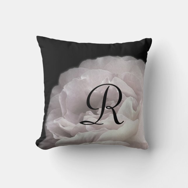 Rosa Rosenblätter Monogram Floral Square Kissen (Vorderseite)