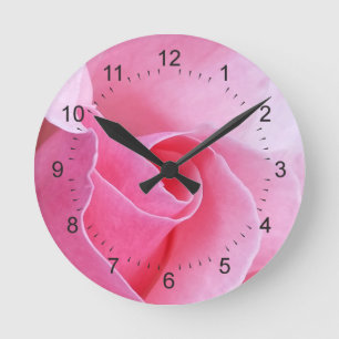 Rosa Rosenblüte Runde Wanduhr