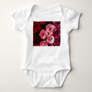 Rosa, rote Rosen: Stoffuntergrund. Baby Strampler