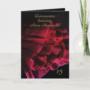 Rosa rote Rüschen verzieren das schwarze Quinceañe Einladung