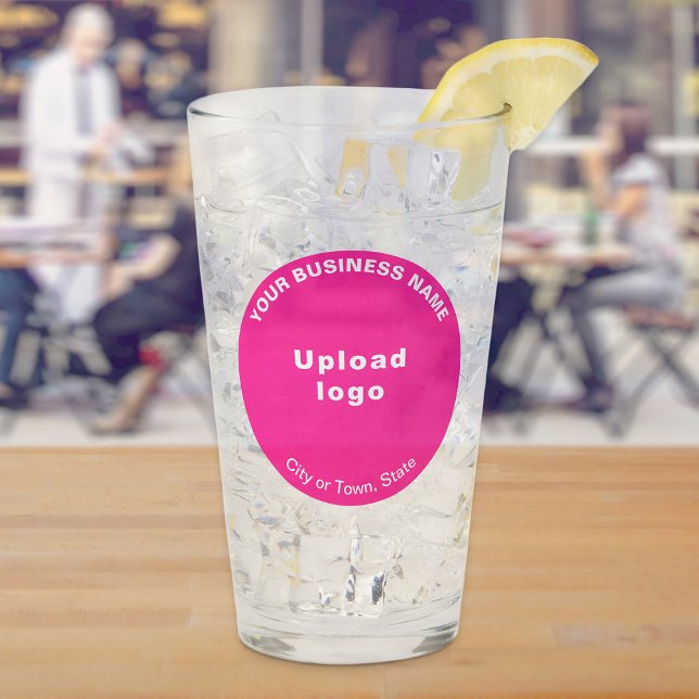 Rosa rund geformte Marke für den Glass Cup Glas (Build brand name awareness. Pink round business brand on glass cup.)