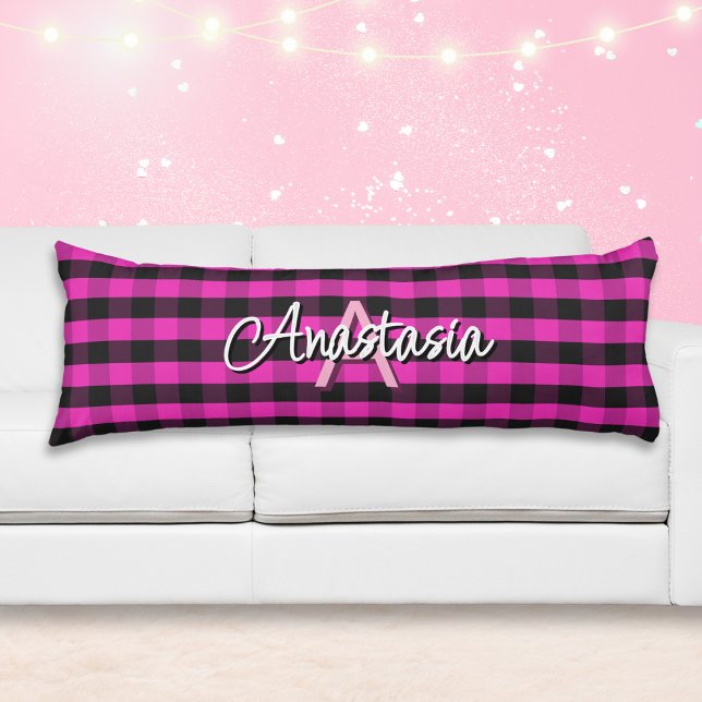 Rosa Rustikaler Buffalo Karo Kariert Mit Monogramm Seitenschläferkissen (A monogrammed body pillow with pink and black buffalo check pattern)