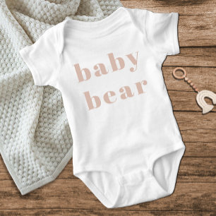 Rosa Sandsteintypografie Mädchen Rosa Babybär Baby Strampler