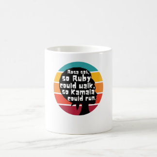 Rosa saß so, dass Ruby laufen konnte, sodass Kamal Kaffeetasse