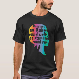 Rosa saß so, dass Ruby laufen konnte, sodass Kamal T-Shirt