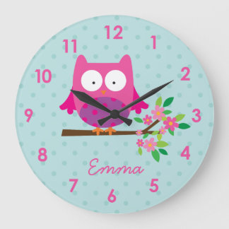Rosa Schale an einer personalisierten Wand an eine Große Wanduhr