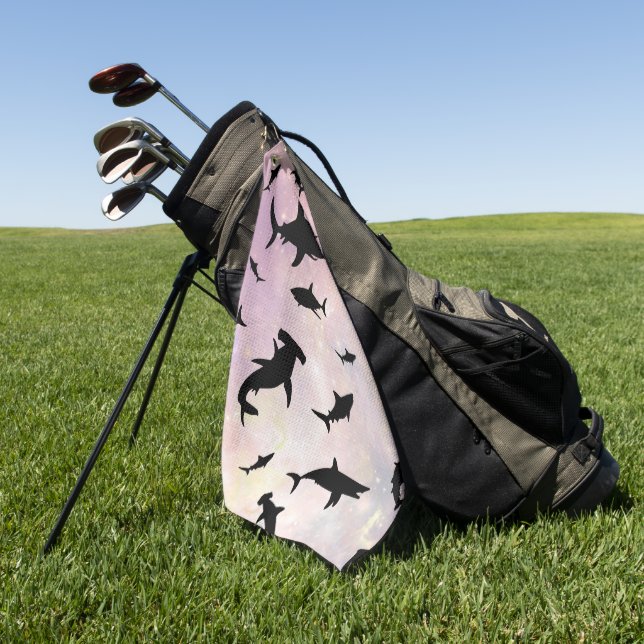 Rosa Schattenhai auf Gradientengalaxie Golfhandtuch (Gras)