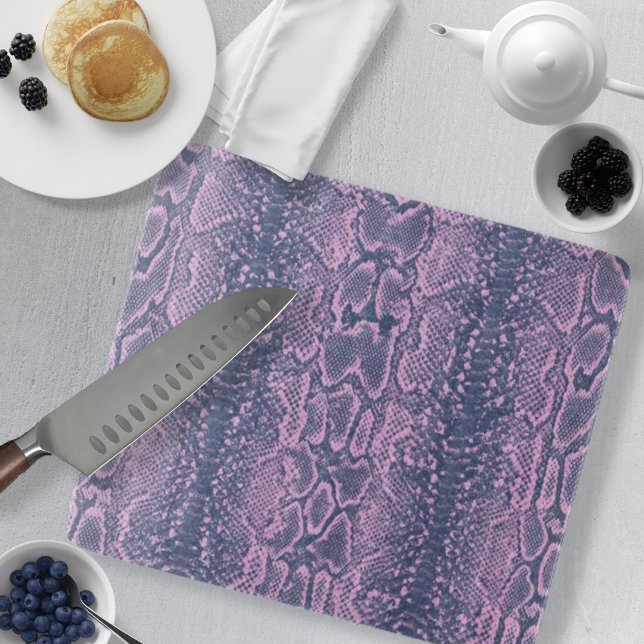 Rosa Schlange Hautfresse Schneidebrett (Pink Snake Skin Animal Print Cutting Board by Looly Elzayat)