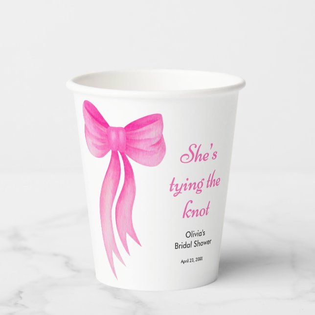 Rosa Schleife - Hochzeitsshower: Sie knüpft den Kn Pappbecher (Vorderseite)